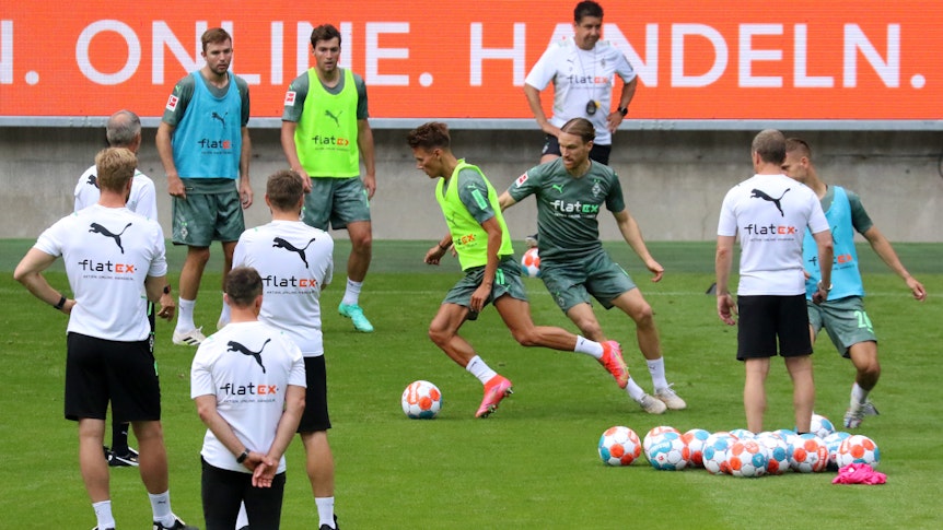 04.07.2021, Mönchengladbach, GER, Fussball, Herren, BL, Saison 2021/2022, Borussia Moenchengladbach Training: Die Gladbacher üben sich im Torschusstraining.