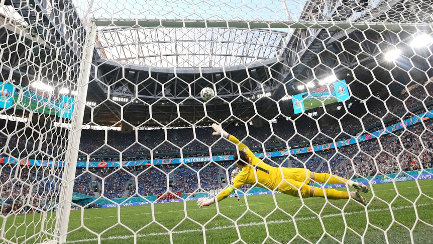 Yann Sommer bei einer Parade während des EM-Viertelfinals mit der Schweiz gegen Spanien am 2. Juli 2021 in St. Petersburg.