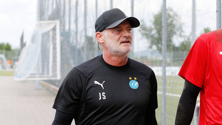 Ex-Gladbach-Keeper Jörg Stiel schaut fokussiert beim Testspiel der Grasshoppers Zürich und dem FC Schaffhausen am 25. Juni 2021 auf dem Campus Niederhasli.