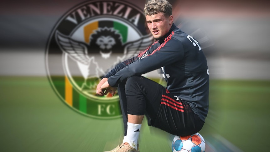 FOTOMONTAGE: Michael CUISANCE offenbar vor Wechsel zum FC Venedig. Archivfoto Michael CUISANCE Bayern Muenchen sitzt auf einem Ball.