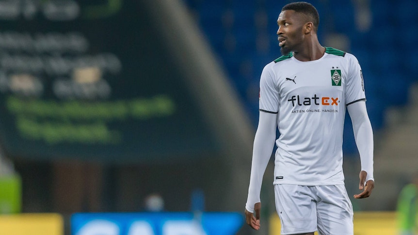Marcus Thuram von Borussia Mönchengladbach am 18. Dezember 2021 beim Auswärtsspiel in Hoffenheim zur Seite schauend.