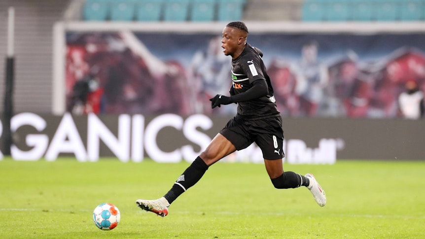 Denis Zakaria von Borussia Mönchengladbach, auf diesem Foto am 11. Dezember 2021 beim Bundesliga-Duell in Leipzig zu sehen, wird als Winterzugang bei Juventus Turin gehandelt. Zakaria treibt den Ball nach vorne.