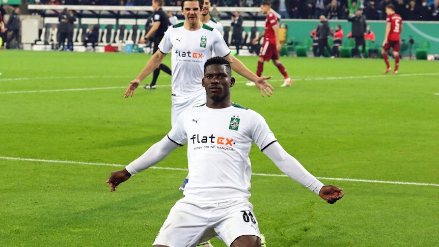 Gladbach-Stürmer Breel Embolo bejubelt einen seiner Treffer beim 5:0-Sieg im DFB-Pokal gegen Bayern München am 27. Oktober 2021 im Borussia-Park. Embolo breitet kniend seine Arme aus.