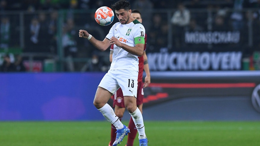 Lars Stindl, Kapitän von Borussia Mönchengladbach. Auf diesem Foto ist der Offensivspieler beim DFB-Pokal-Duell mit Bayern München am 27. Oktober 2021 im Borussia-Park zu sehen. Stindl köpft den Ball weg.