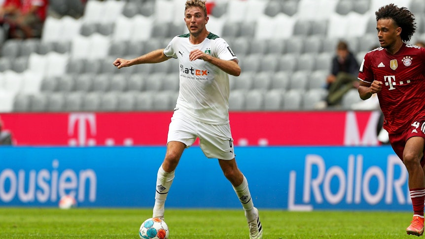 Christoph Kramer (M.), Mittelfeldspieler von Borussia Mönchengladbach, bei einem Testspiel der Fohlen-Elf am 28. Juli 2021 bei Bayern München in der Allianz-Arena. Kramer hat den Ball am rechten Fuß.