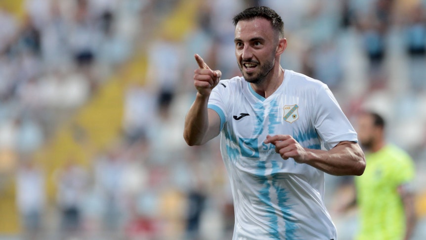Josip Drmic, ehemaliger Stürmer von Borussia Mönchengladbach, bejubelt auf diesem Foto am 29. Juli 2021 einen Treffer für HNK Rijeka gegen Gzira United in der Qualifikation zur UEFA Conference League. Drmic macht eine Geste mit seinem Zeigefinger.