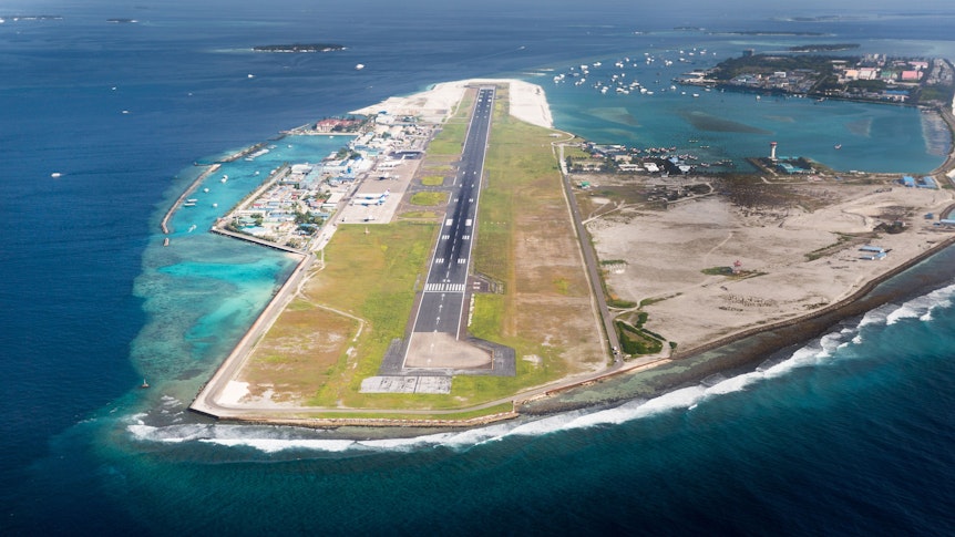 Der Flughafen von Malé, der Hauptstadt der Malediven, einem Inselstaat im Indischen Ozean. Dieses Foto stammt vom 28. Oktober 2020. Zu sehen ist die Landebahn-Insel und das Meer.