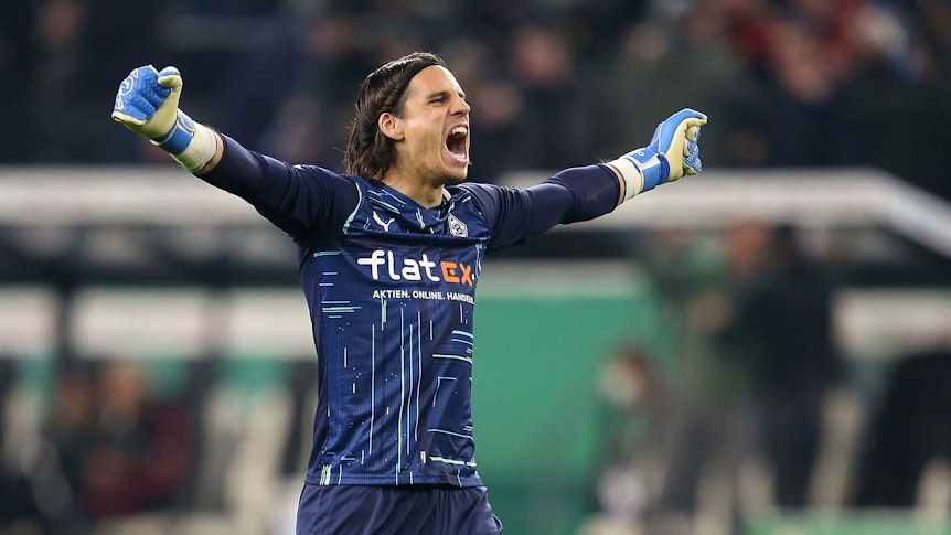 Yann Sommer, Torhüter von Borussia Mönchengladbach. Auf diesem Foto brüllt der Schweizer Nationalspieler seine Freude über den Sieg im DFB-Pokal gegen Bayern München am 27. Oktober 2021 im Borussia-Park heraus. Sommer hat beide Arme ausgebreitet, die Hände sind zu Fäusten geballt.