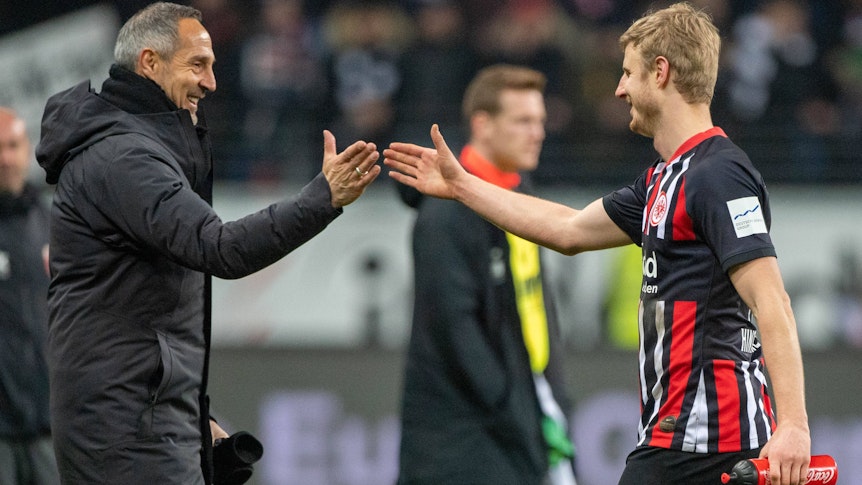 Gladbach-Coach Adi Hütter und Frankfurt-Verteidiger Martin Hinteregger jubeln gemeinsam nach einem Spiel der SGE am 7. Februar 2020. Damals war Hütter noch Trainer in Frankfurt.