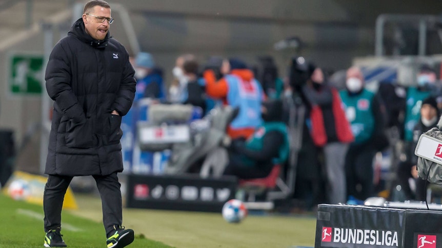 Max Eberl, Manager von Borussia Mönchengladbach. Auf diesem Foto ist der 48-Jährige während des Bundesliga-Duells bei 1899 Hoffenheim am 18. Dezember 2021 zu sehen. Eberl schreitet mit wütendem Gesichtsausdruck an der Seitenlinie entlang.