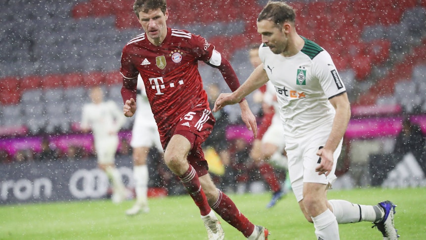 Tony Jantschke von Borussia Mönchengladbach, hier im Zweikampf mit Thomas Müller vom FC Bayern München, gab am Freitagabend (7. Januar 2022) sein Comeback nach längerer Verletzungspause.