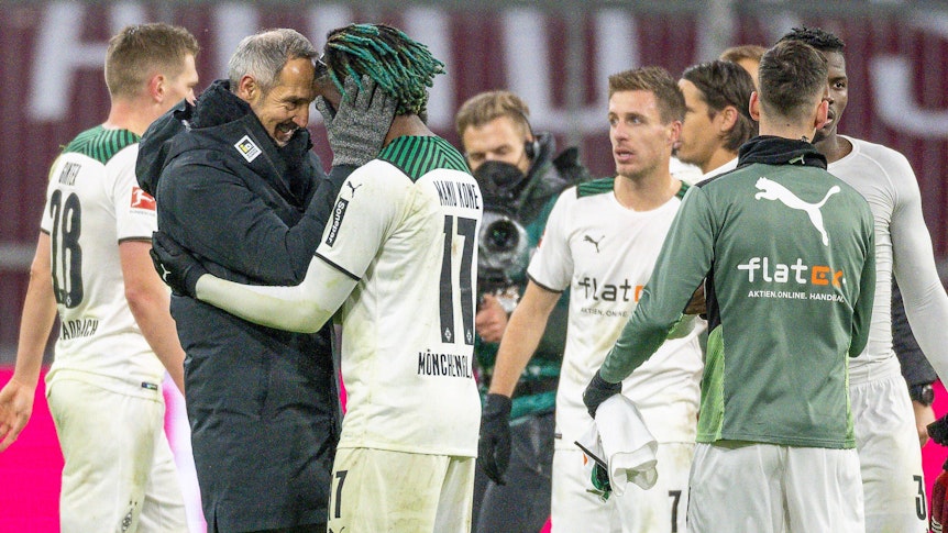 Gladbach-Trainer Adi Hütter jubelt mit den Spielern Manu Koné, Patrick Herrmann, Conor Noß und Breel Embolo nach dem Spiel beim FC Bayern München am 7. Januar 2022.
