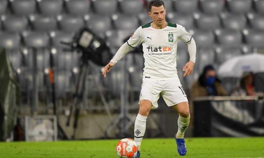 Stefan Lainer, österreichischer Nationalverteidiger, hat im Trikot von Borussia Mönchengladbach beim Sieg in München (7. Januar 2022) eine tadellose Leistung gezeigt. Lainer führt den Ball am rechten Fuß und hat das Spielgeschehen im Blick.