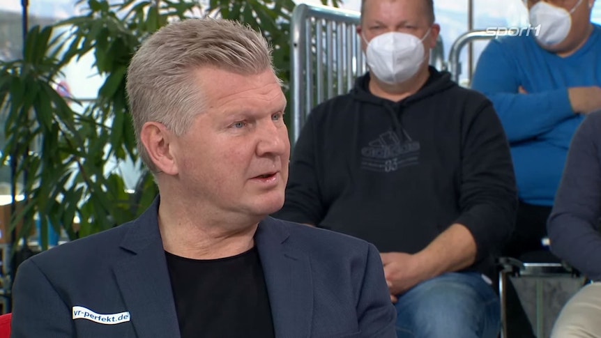 Stefan Effenberg, hier zu sehen am 9. Januar 2022, hat sich im „Doppelpass“ am Sonntag (16. Januar) beim TV-Sender „Sport1“ kritisch zum Umgang von Borussia Mönchengladbach mit Nationalspieler Matthias Ginter geäußert. Matthäus sitzt in einem roten Sessel und blickt Richtung Moderator.