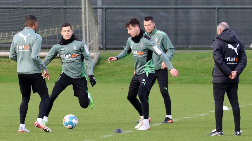 Das Team von Borussia Mönchengladbach startet am Montag (10. Januar 2022) in die Vorbereitung auf das Heimspiel bei Bayer Leverkusen. Das Foto zeigt Alassane Plea, László Bénes, Conor Noß und Stefan Lainer bei einer Einheit am 31. Dezember 2021.