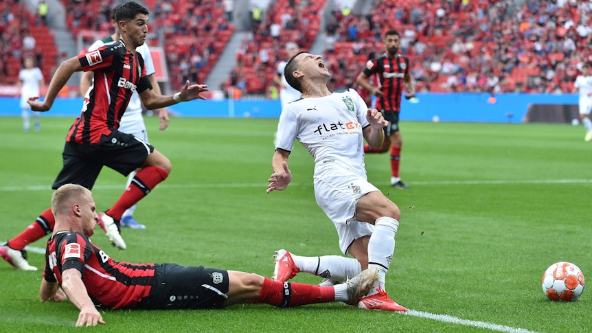 Das Knochenbrecher-Foul von Leverkusens Mitchel Bakker am 21. August 2021 an Gladbach-Verteidiger Stefan Lainer in der„ BayArena“. Am nächsten Bundesliga-Spieltag kommt es zum Wiedersehen beider Klubs im Borussia-Park. Bakker trifft Lainer mit ausgestreckten Beinen und bricht dem Österreicher den Knöchel.