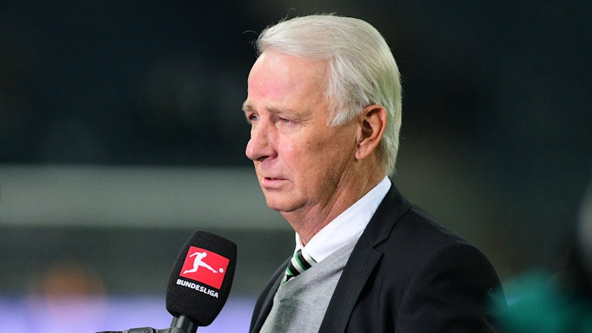 Rainer Bonhof, Vizepräsident von Borussia Mönchengladbach, bei einem Interview am 5. Dezember 2021 im Borussia-Park. Bonhof spricht in ein Mikrofon.