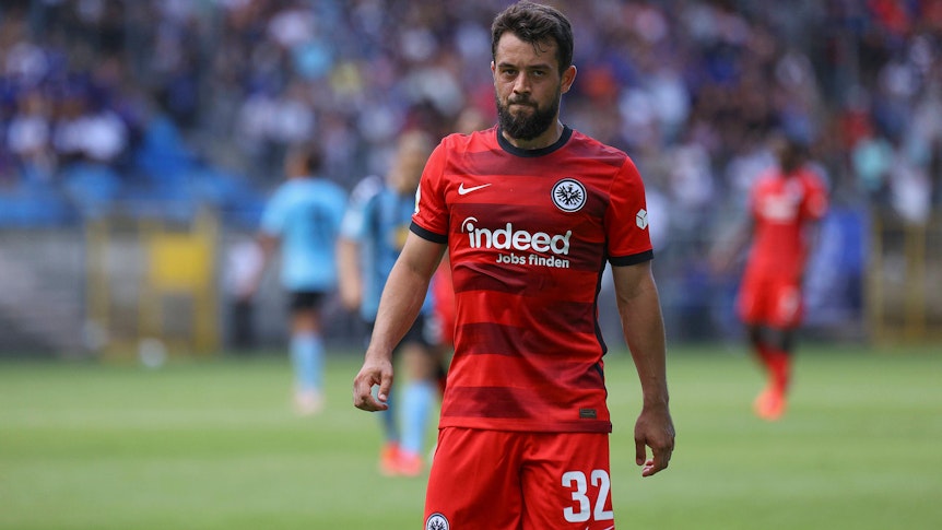 Amin Younes guckt am 08.08.2021 grimmig beim DFB-Pokal-Spiel zwischen Eintracht Frankfurt gegen Waldhof Mannheim.