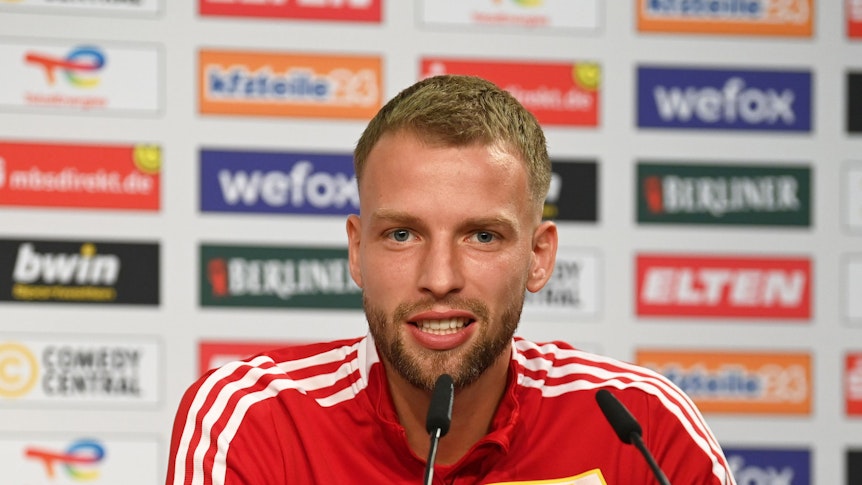 Innenverteidiger Marvin Friedrich steht seit dem 11. Januar 2022 bei Borussia Mönchengladbach unter Vertrag. Auf diesem Foto ist der 26-Jährige am 25. August 2021 in Berlin zu sehen. Friedrich spricht während einer Pressekonferenz in ein Mikrofon.