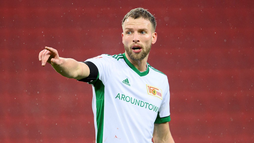 Marvin Friedrich von Union Berlin wechselt zu Borussia Mönchengladbach. Auf diesem Foto ist der Innenverteidiger am 8. Januar 2022 in Leverkusen zu sehen. Friedrich macht eine Geste und zeigt mit dem Finger nach vorne.
