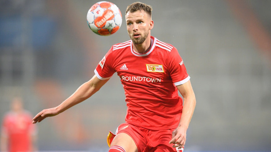 Marvin Friedrich, hier noch im Trikot von Ex-Klub Union Berlin am 18. Dezember 2021, hält den Ball hoch.