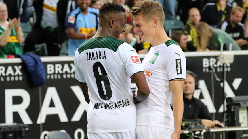 Denis Zakaria (l). und Matthias Ginter (r.) jubeln beim Spiel zwischen Borussia Mönchengladbach und dem BVB am 25. September 2021.