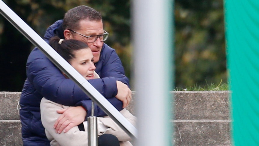 Max Eberl, Manager von Borussia Mönchengladbach, schaut sich in Viersen gemeinsam mit der ehemaligen Assistenz-Teammanegerin Sedrina Schaller am 17. Oktober 2021 das Landesliga-Spiel zwischen ASV Süchteln gegen SC Kapellen-Erft an. Eberl umarmt Schaller.