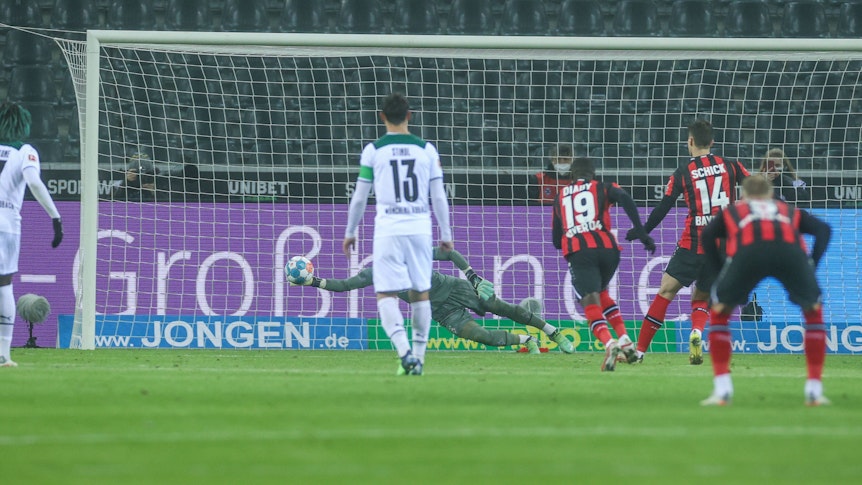 15.01.2022, Fussball, Saison 2021/2022, 1. Bundesliga, 19. Spieltag, Borussia Mönchengladbach - Bayer Leverkusen, v. l. Yann SOMMER Borussia Mönchengladbach hält den Elfmeter von Patrick Schick Bayer Leverkusen Foto: Tim RehbeinRHR-FOTO Mönchengladbach Borussia Park NRW Deutschland xRHR-FOTO/TRx *** 15 01 2022, Football, 2021 2022 season, 1 Bundesliga, Matchday 19, Borussia Mönchengladbach Bayer Leverkusen, v l Yann SOMMER Borussia Mönchengladbach holds Patrick Schick Bayer Leverkusen penalty photo Tim RehbeinRHR PHOTO Mönchengladbach Borussia Park NRW Germany xRHR PHOTO TRx