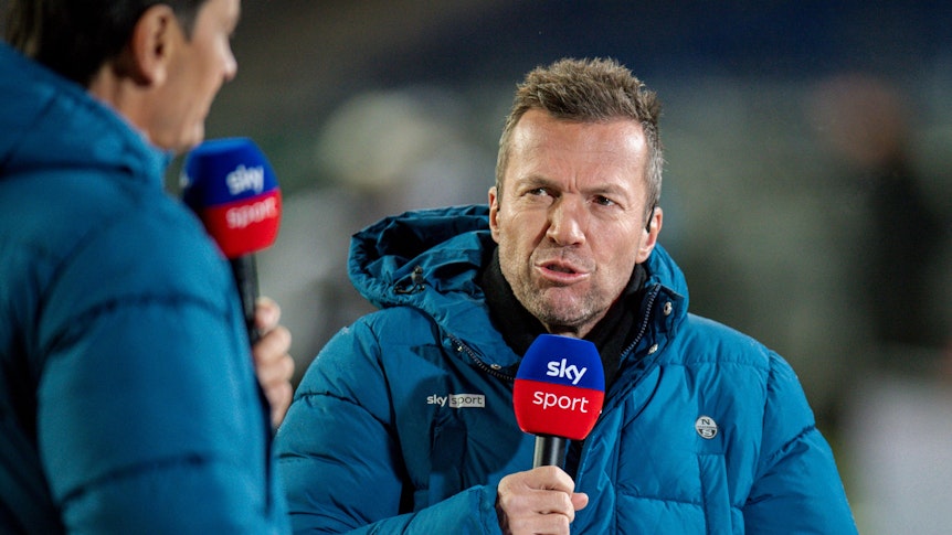 Weltmeister und „Sky“-Experte Lothar Matthäus, auf diesem Foto am 8. Januar 2022 zu sehen, hat nach der Niederlage von Mönchengladbach gegen Leverkusen (15. Januar 2022) einige kritische Worte über die Borussia geäußert. Matthäus hält das Mikrofon in der Hand.