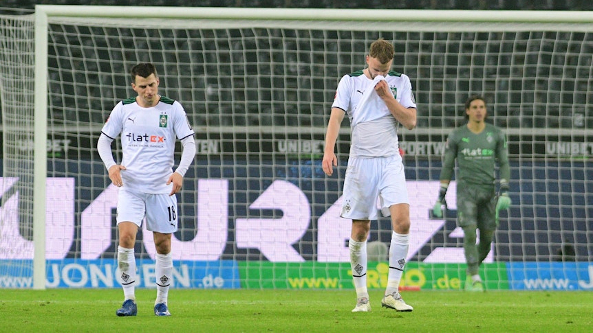 Die Gladbach-Verteidiger Stefan Lainer (l.) und Nico Elvedi (r.) senken enttäuscht den Kopf nach der 1:2-Niederlage von Borussia Mönchengladbach gegen Bayer Leverkusen im Borussia-Park (15. Januar 2022).