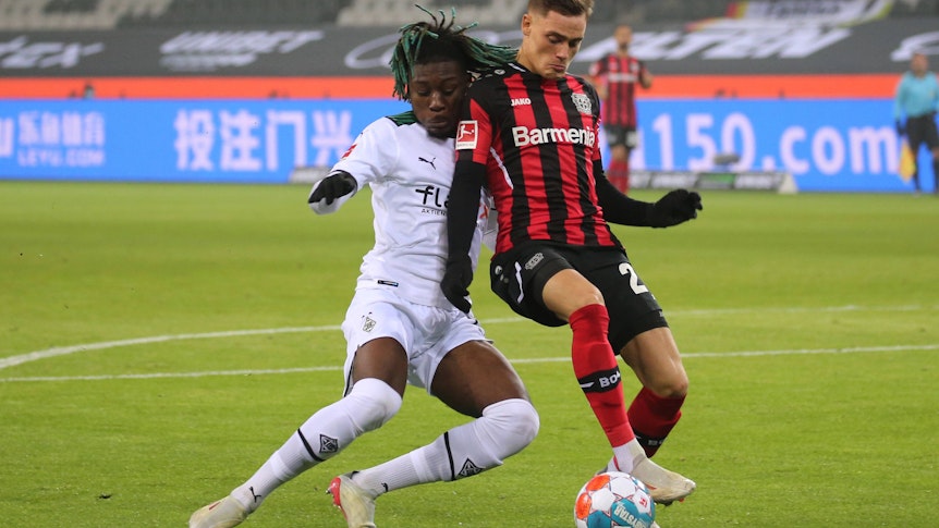 Moenchengladbach, Deutschland 15. Januar 2022: 1.BL - 2021/2022 - Bor. Moenchengladbach vs. Bayer 04 Leverkusen v. li. im Zweikampf Kouadio Kone BMG und Florian Wirtz Bayer 04 Leverkusen // DFL regulations prohibit any use of photographs as image sequences and/or quasi-video. // Borussia Park Nordrhein Westfalen *** Moenchengladbach, Germany 15 January 2022 1 BL 2021 2022 Bor Moenchengladbach vs Bayer 04 Leverkusen v li in duel Kouadio Kone BMG and Florian Wirtz Bayer 04 Leverkusen DFL regulations prohibit any use of photographs as image sequences and or quasi video Borussia Park Nordrhein Westfalen Copyright: xFotostandx/xvanxderxVeldenx