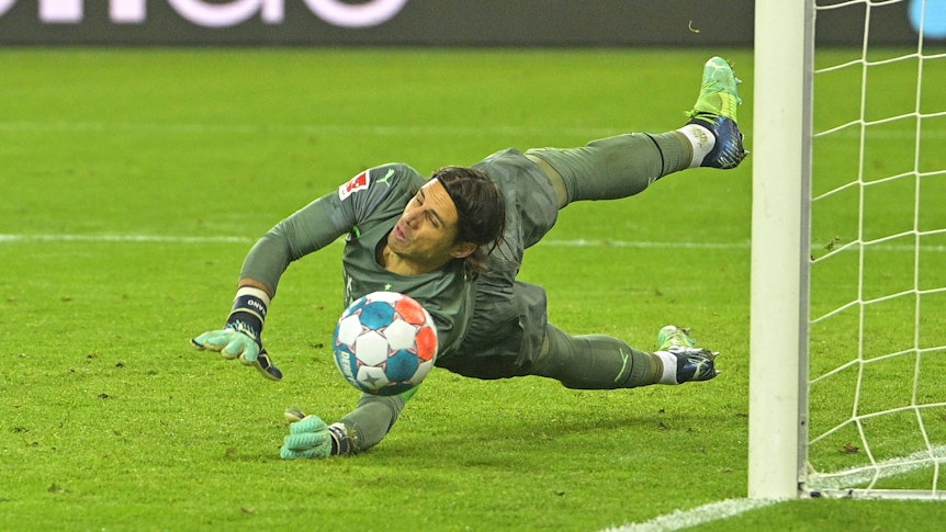 Gladbach-Keeper Yann Sommer hielt im Bundesliga-Spiel gegen Bayer Leverkusen am Samstag (15. Januar 2022) zwei Elfmeter. Sein Team verlor dennoch 1:2.