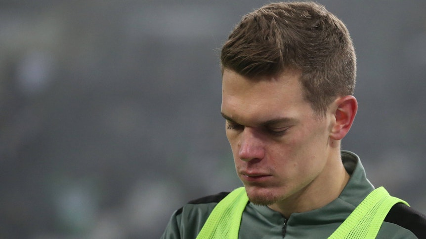 Matthias Ginter, Abwehrspieler von Borussia Mönchengladbach, nahm am 15. Januar 2022 auf der Bank Platz. Das Foto zeigt ihn an der Seitenlinie beim Warmmachen.