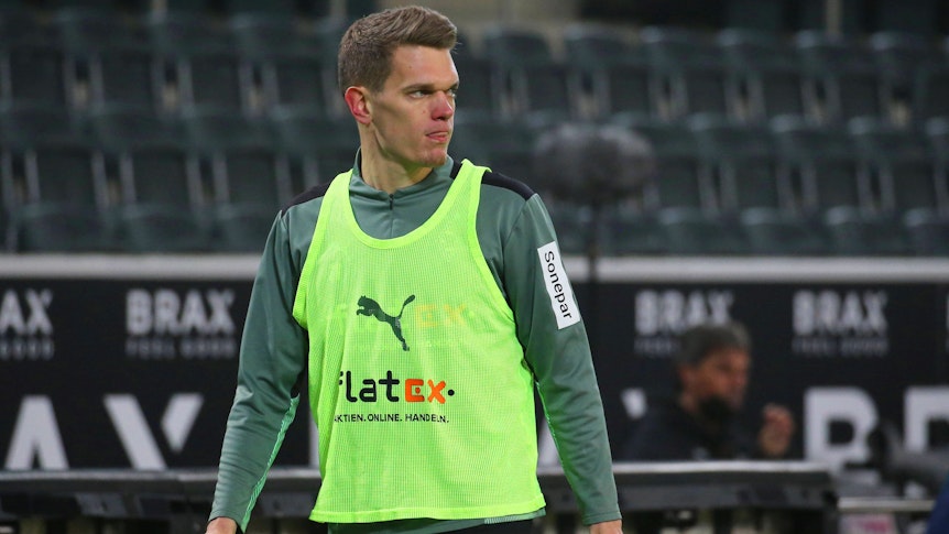Innenverteidiger Matthias Ginter. Der Nationalspieler zählt bei Borussia Mönchengladbach aktuell nicht mehr zum Stammpersonal. Beim Bundesliga-Spiel gegen Leverkusen (15. Januar 2022) kam er im Borussia-Park nicht zum Einsatz. Ginter, der ein Leibchen trägt, blickt von der Seitenlinie aus auf das Spielfeld.