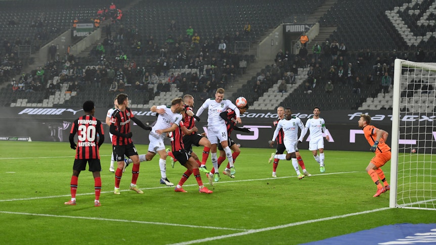 Kopfballduell im Strafraum vor 750 zugelassenen Zuschauern, Mitte Nico Elvedi von Borussia Moenchengladbach, li., gegen Patrik Schick Bayer 04 Leverkusen 15.01.2022.