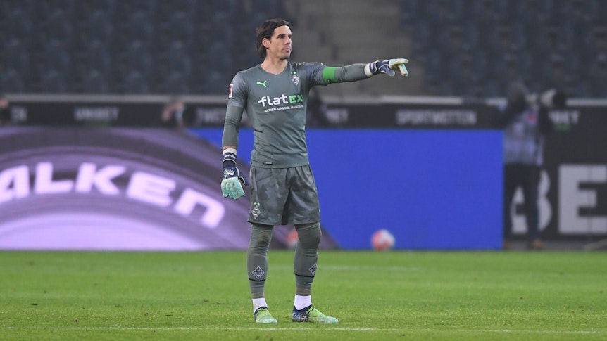 Torhüter Yann Sommer von Borussia Mönchengladbach. Auf diesem Foto ist der Schweizer Nationaltorhüter am 15. Januar 2022 während des Bundesliga-Spiels gegen Bayer Leverkusen im Borussia-Park zu sehen. Sommer zeigt mit seinem linken Arm nach vorne.