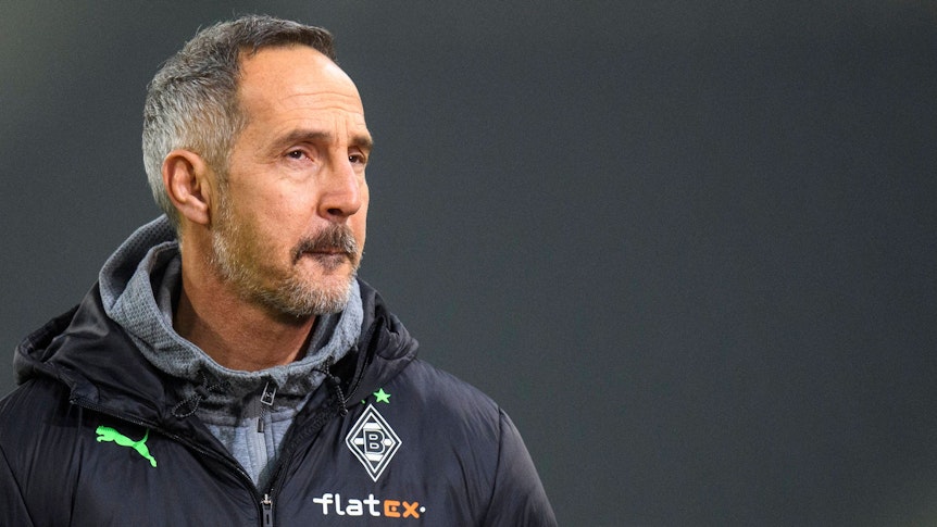 Gladbach-Trainer Adi Hütter am 15. Januar 2022 im Borussia-Park. Der Österreicher blickt auf das Spielfeld.