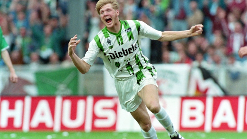 Stefan Effenberg jubelt im Olympiastadion über sein Tor gegen den VfL Wolfsburg