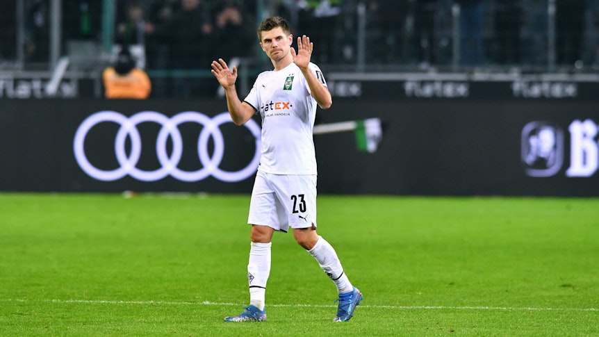 Nationalspieler Jonas Hofmann von Borussia Mönchengladbach macht nach seiner Knieverletzung weiter Fortschritte und steht vor einem Comeback. Auf diesem Foto ist Hofmann am 5. Dezember 2021 im Borussia-Park zu sehen. Hofmann winkt den Zuschauern zu.