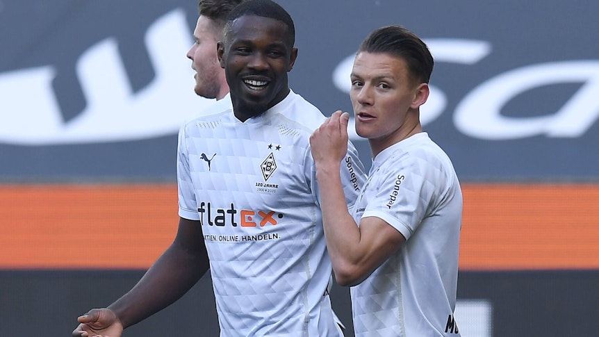 Fußball 1. Bundesliga 31. Spieltag Borussia Mönchengladbach - Arminia Bielefeld am 25.04.2021 im Borussia-Park in Mönchengladbach Torjubel zum 2:0 durch Marcus Thuram Mönchengladbach , links - Hannes Wolf Mönchengladbach ,