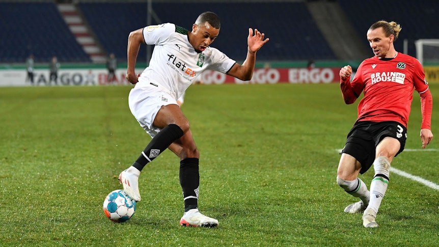 Am Mittwochabend (19. Januar 2022) findet das DFB-Pokal-Achtelfinale zwischen Hannover 96 und Borussia Mönchengladbach statt. Das Foto zeigt Gladbachs Alassane Plea im Zweikampf mit Hannovers Niklas Hult.