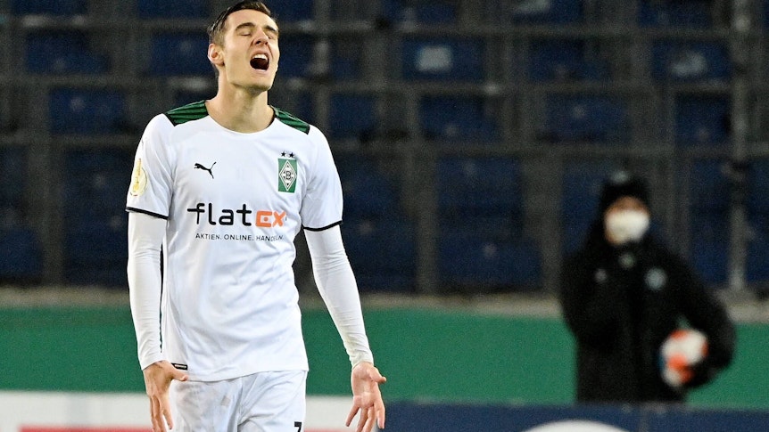 Florian Neuhaus von Borussia Mönchengladbach schreit nach dem bitteren Pokal-Aus am 19. Januar 2022 nach einer 0:3-Niederlage bei Hannover 96 seine Wut und Enttäuschung raus.