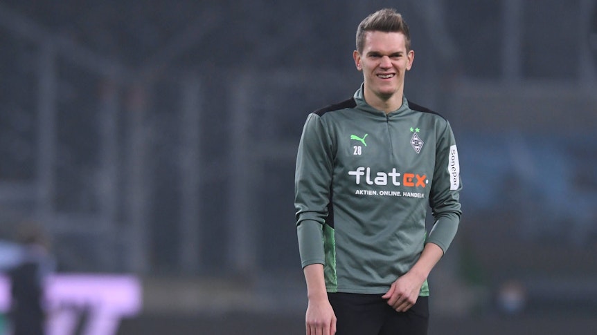 An seinem 28. Geburtstag zählt Matthias Ginter wieder zur Startelf bei Borussia Mönchengladbach. Der Nationalverteidiger läuft beim DFB-Pokalspiel in Hannover am Mittwoch (19. Januar 2022) auf. Auf diesem Foto ist Ginter am 15. Januar 2022 zu sehen. Ginter lächelt.