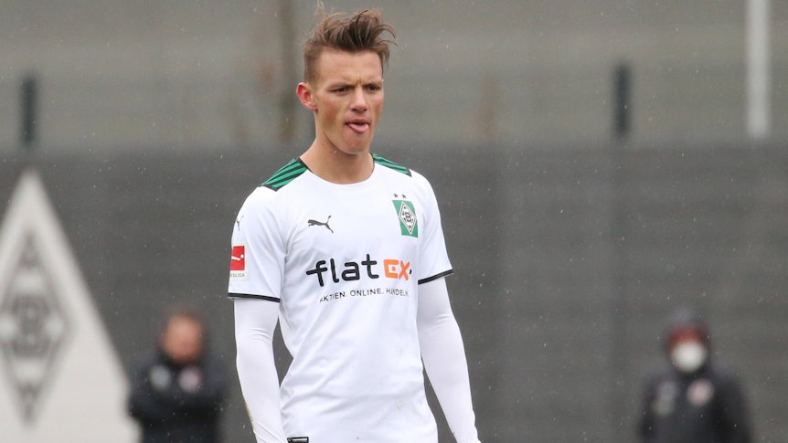 Ist das der letzte Auftritt im Fohlen-Trikot gewesen? Offensivspieler Hannes Wolf von Borussia Mönchengladbach während eines Testspiels am 8. Januar 2022 gegen Drittligist Viktoria Köln im Borussia-Park. Wolf schaut auf das Spielgeschehen.