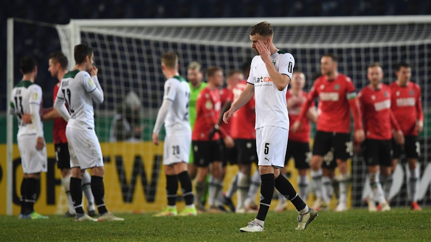 Hängende Köpfe bei den Spielern von Borussia Mönchengladbach. Das Team verlor am 19. Januar 2022 0:3 bei Hannover 96 und schied somit im Achtelfinale aus dem DFB-Pokal aus.