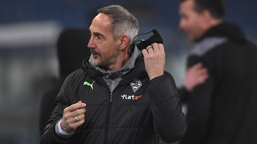 Adi Hütter, Cheftrainer von Borussia Mönchengladbach, steht nach dem peinlichen Pokal-Aus der Fohlen-Elf bei Zweitligist Hannover 96 (19. Januar 2021) bei den VfL-Fans erheblich in der Kritik. Hütter zieht sich seinen Mundschutz aus.