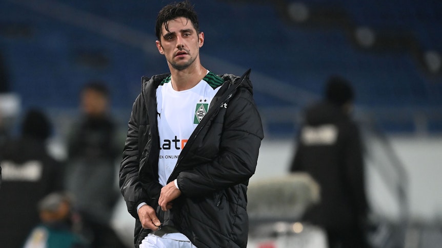Ernüchternde Blicke bei Gladbach-Kapitän Lars Stindl. Sein Team schied am Mittwoch (19. Januar 2022) mit einer herben 0:3-Niederlage bei Zweitligist Hannover 96 aus dem DFB-Pokal aus.