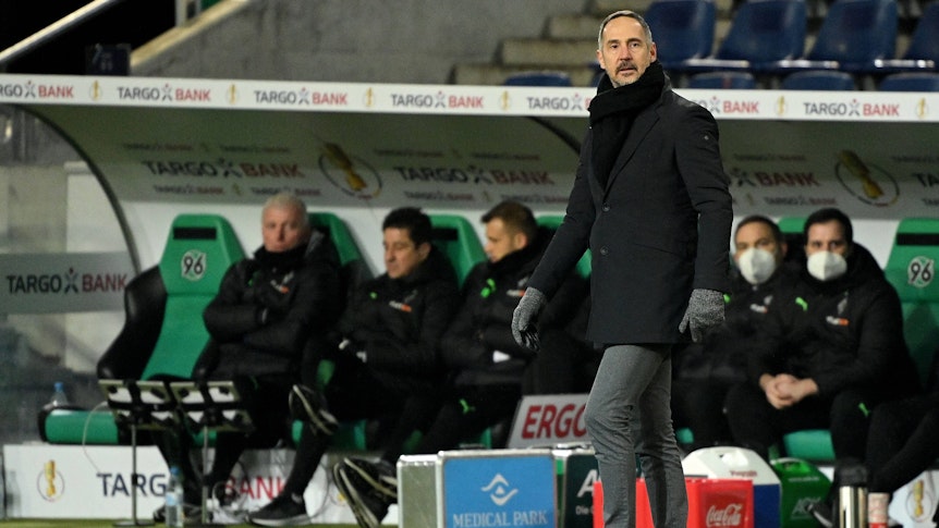 Adi Hütter von Borussia Mönchengladbach in der HDI-Arena. Der Trainer ist nach dem Pokal-Aus der Fohlen-Elf bei Zweitligist Hannover 96 (19. Januar 2022) in die Kritik geraten. Hütter steht am Spielfeldrand und schaut Richtung Platz.