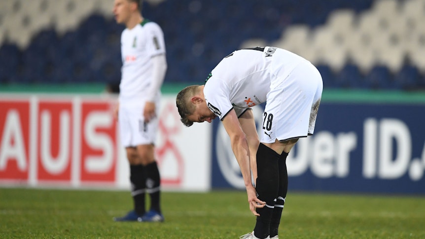 19.01.2022, Niedersachsen, Hannover: Fußball: DFB-Pokal, Hannover 96 - Borussia Mönchengladbach, Achtelfinale in der HDI-Arena. Gladbachs Matthias Ginter steht nach dem Tor zum 3:0 auf dem Platz.