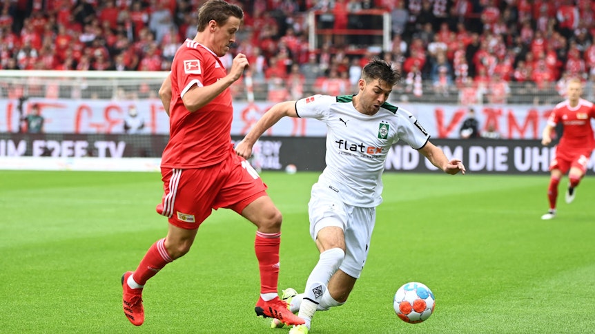 Am Samstag (22. Januar 2022) trifft Borussia Mönchengladbach in der Bundesliga auf Union Berlin. Das Foto zeigt Gladbach-Verteidiger Joe Scally (r.) im Zweikampf mit Unions Max Kruse (l.).
